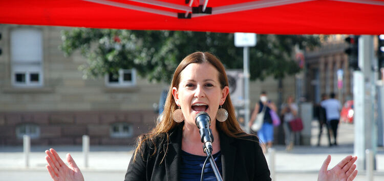 Engagierte Rede vor überschaubarem Publikum: Janine Wissler.Foto: Peter Stotz
