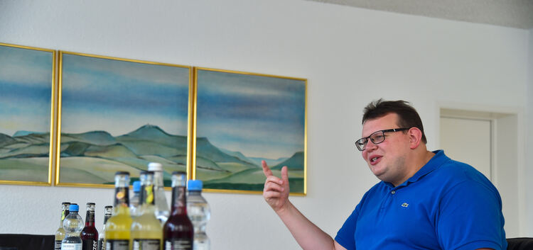 Dettingens Kämmerer Jörg Neubauer erläutert die Zahlen zum Hungerberg.  Foto: Markus Brändli