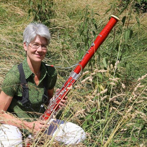 Annette Wittemann liebt ihr Instrument, aber auch die Natur.Foto: Rainer Kellmayer