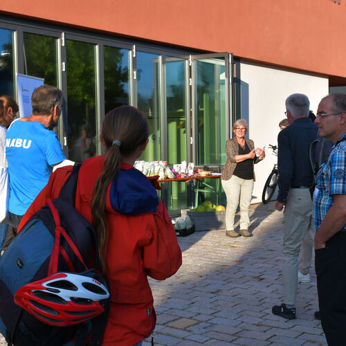 Die Teilnehmer und Teilnehmerinnen des Spaziergangs werden am Stand von Foodsharing vor dem Jesinger Rathaus mit Infos „gefütter