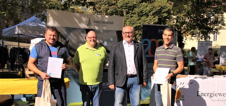 Es freuen sich der Mobilitätsbeauftragte der Stadt Kirchheim Thomas Banzhaff und Bürgermeister Riemer mit Jörg Bächle (links) vo