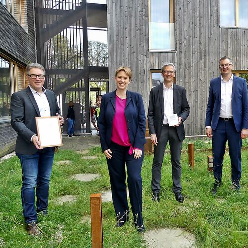Sind begeistert von der Nachhaltigkeit des Eisbärhauses (von links): der geschäftsführende DGNB-Vorstand Johannes Kaißer, Staats