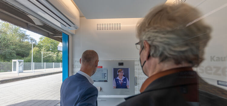 Der „Profi-Reisecenter-Einweiher“ Thomas Bopp schaut Dr. Pascal Bader bei seiner Video-Premiere über die Schulter. Foto: Carsten