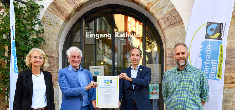 Gabriele Rolfs, Bürgermeister Johannes Züfle und Jesse Burgmann erhalten von Manfred Holz (zweiter von links) die Urkunde.