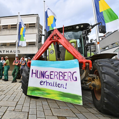 An der Traktordemo für den Erhalt des Hungerbergs waren über 60 Fahrzeuge beteiligt.  Foto: Markus Brändli