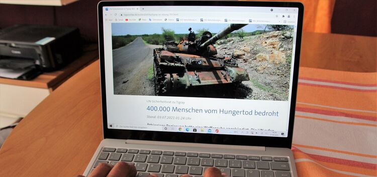 Die in Kirchheim lebende Selam recherchiert im Internet, wie dramatisch sich die Lage in ihrer Heimat zuspitzt.Foto: Katja Eisen