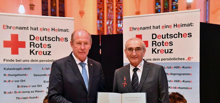 Staatssekretär Wilfried Klenk (links) überreicht Gerhard Moritz die Auszeichnung. Foto: Markus Brändli