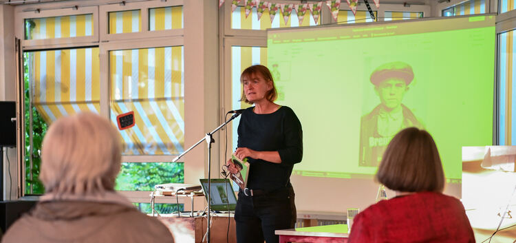 Iris Lemanczyk liest in der LIndachschule Jesingen aus "Brennnesselhaut"