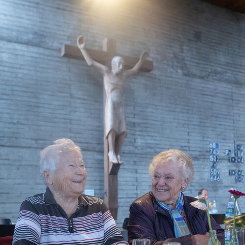 Oben: Ilse Ruoff (rechts) und Poldi Schmid freuen sich auf Begegnungen und die Andacht in der Vesperkirche. Rechts: Diakon Uli H