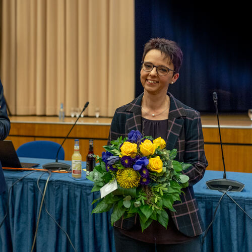 Oberbürgermeister Pascal Bader beglückwünscht Christine Kullen zu ihrer Wahl: Die 51-jährige Diplom-Verwaltungswirtin und derzei