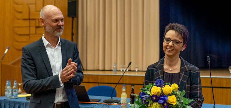 Oberbürgermeister Pascal Bader beglückwünscht Christine Kullen zu ihrer Wahl: Die 51-jährige Diplom-Verwaltungswirtin und derzei