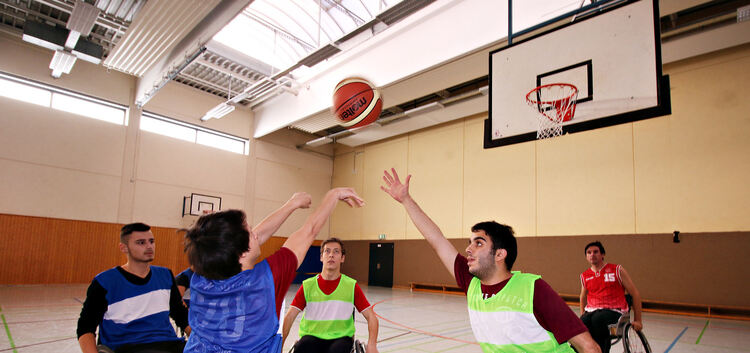 Keine Hemmungen hatten die Schüler der Schöllkopf-Schule beim Rollstuhlbasketball, das von Armin Ohran (kleines Bild) im Sportun