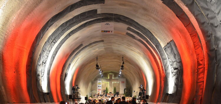 Gut 400 geladene Gäste haben in einer der beiden Röhren des Steinbühltunnels das Barbarafest gefeiert.Foto: db