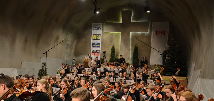 Das Jugendsinfonieorchester aus Göppingen spielte das weltweit erste Konzert in einer Tunnelbaustelle.Foto: Sabrina Balzer