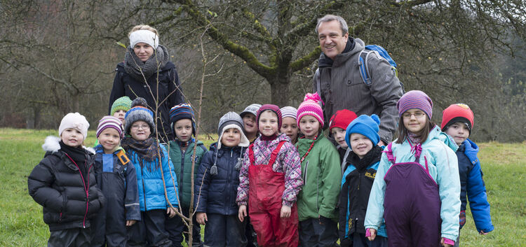Kindergartenleiter Matthias Altwasser geht mit den Vorschulkindern des Kindergartens Sankt Franziskus häufig in den Wald.Foto: P
