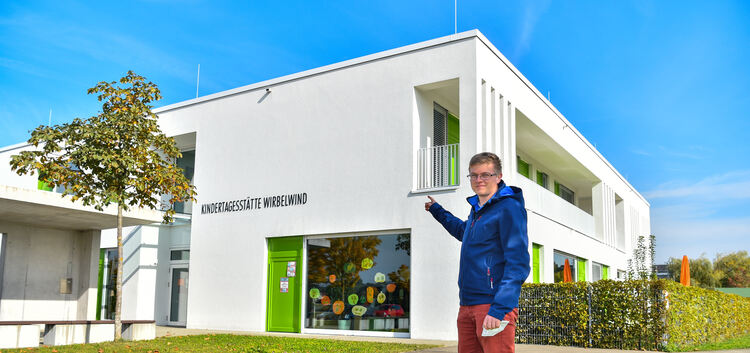 Michael Christ hält die neue Kita in Dettingen für ein Vorzeigeprojekt in Sachen Energieeffizienz. Foto: Markus Brändli