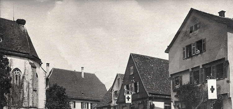 Die Fahnen zeigen es an: Zwei Gebäude am Weilheimer Marktplatz dienten im Ersten Weltkrieg als Rot-Kreuz-Lazarett für verwundete