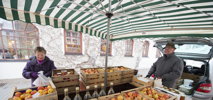 Robert Wolf hat zugunsten der Teckboten-Weihnachtsaktion auf dem Wochenmarkt in Kirchheim Äpfel, Honig, Süßmost und Spirituosen