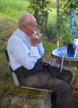 Bis vor Kurzem noch ein gewohntes Bild: Georg Pflüger mit Mundharmonika. Heute feiert der Neidlinger seinen 100. Geburtstag.Foto