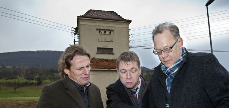 Michael Schlecht, Hubert Maier und Christian Gropp (von links) freuen sich über die Netzübernahme durch die EVL in Lenningen.Fot