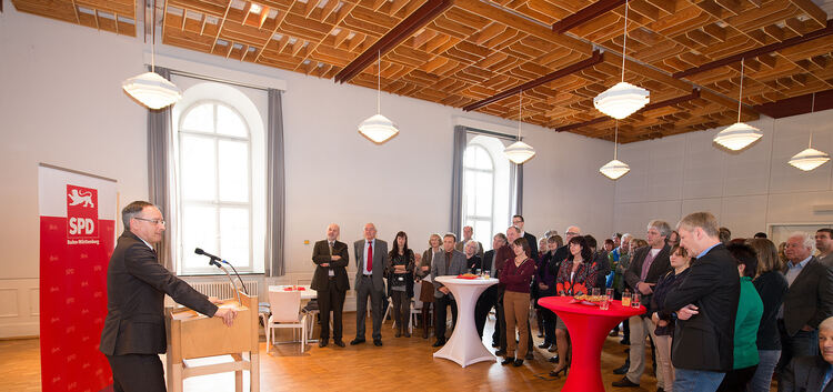Kultusminister Andreas Stoch sprach im Alten Evangelischen Gemeindehaus vor einem interessierten Publikum.Foto: Deniz Calagan