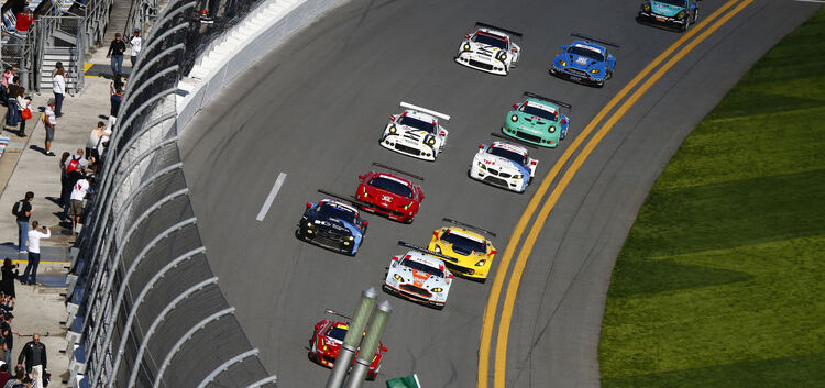 Los geht‘s: Der blaugrüne Porsche des Falken-Teams startete von Position neun ins 24-Stunden-Rennen von Daytona. Foto: Werksfoto