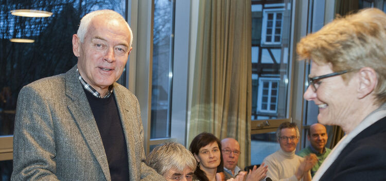 Oberbürgermeisterin Angelika Matt-Heidecker ehrt Walter Aeugle, den Vorsitzenden der SPD-Fraktion, für 30 Jahre ehrenamtlichen E