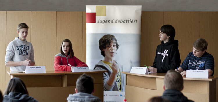 Lorenz Keefer, Clara Schwarz, Leon Grimm und Julian Hermle diskutierten im Regionalfinale von „Jugend debattiert“ über die Vor-