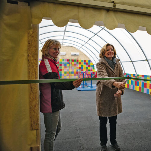 Sabine Schenke, Geschäftsführerin des Tus Ahrweiler, gemeinsam mit Ministerpräsidentin Malu Dreyer und Nadine Wenigmann, einer e