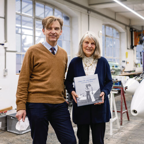 Brigitte und Tilo Holighaus präsentieren in einer Fertigungshalle das neue Buch „Wagen XX - fünf Minuten“.    Foto: Carsten Ried