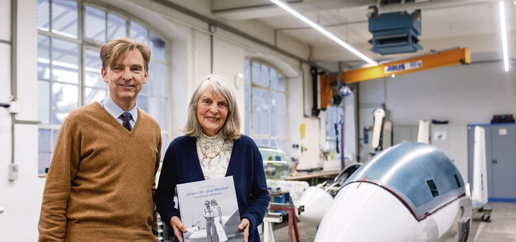 Brigitte und Tilo Holighaus präsentieren in einer Fertigungshalle das neue Buch „Wagen XX - fünf Minuten“.    Foto: Carsten Ried
