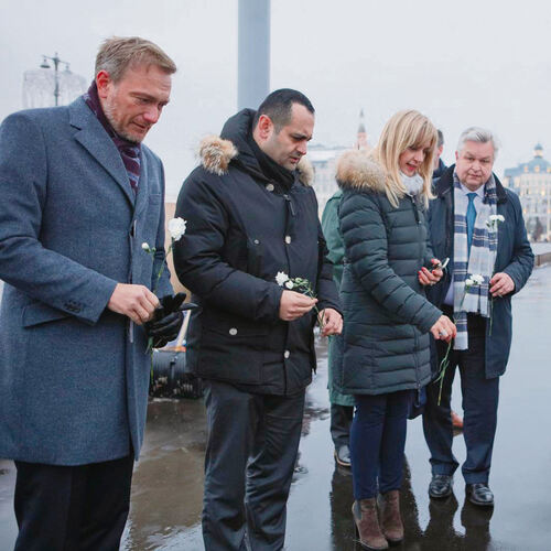 Ein FDP-Quartett in Moskau: Christian Lindner, Bijan Djir-Sarai, Renata Alt und Michael Link (von links) gedenken am Tatort des