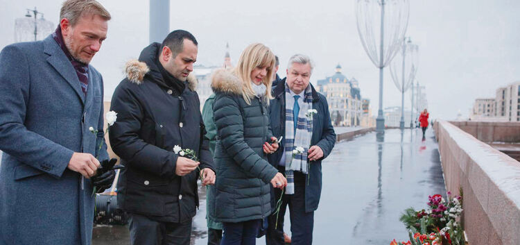 Ein FDP-Quartett in Moskau: Christian Lindner, Bijan Djir-Sarai, Renata Alt und Michael Link (von links) gedenken am Tatort des