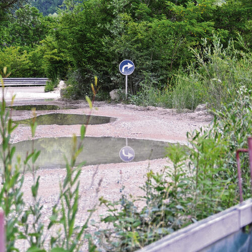 Die ehemalige Daimler-Teststrecke an den Wernauer Baggerseen grenzt an ein Naturschutzgebiet.    Foto: Karin Ait Atmane