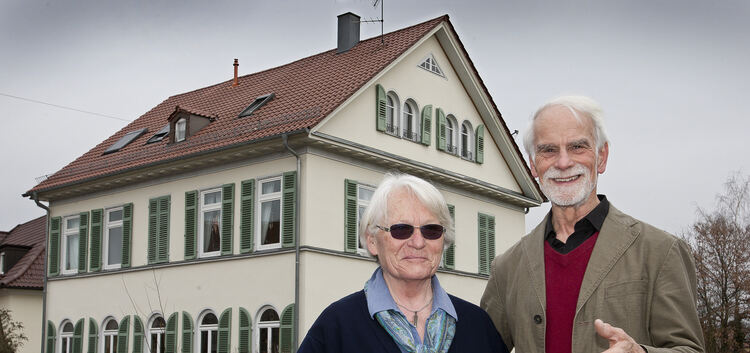 Das Ehepaar Schlipphak vor dem Stiftungshaus Alleenstraße 82 in Kirchheim. Foto: Jean-Luc Jacques
