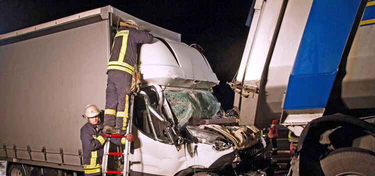Polizei : Ulm (ots) - Gegen 23:30 Uhr ereignete sich auf der BAB 8 ein Verkehrsunfall bei dem sich ein Lkw-Fahrer schwere Verlet