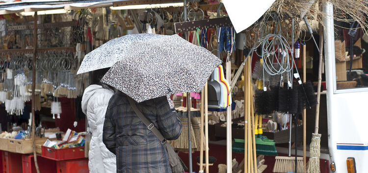 Mit Schirm gewappnet macht auch im Regen das Trödeln Spaß.Teckboten-Fotos: Jean-Luc Jacques