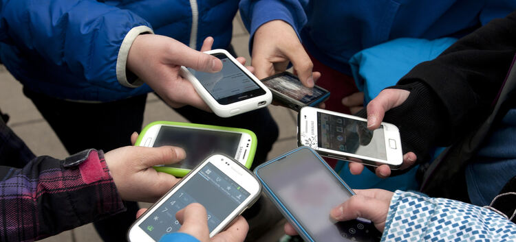 Das Smartphone spielt in Bezug auf sexualisierte Gewalt unter Jugendlichen eine große Rolle. Zum Beispiel über Facebook oder Wha