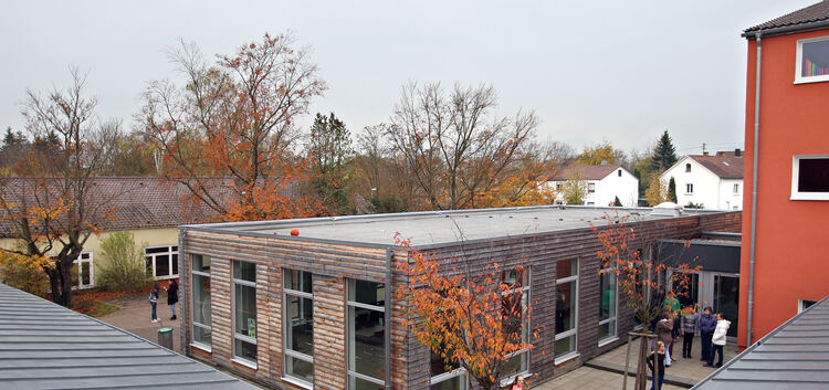 Das Foto zeigt die Mensa und einen Teil des Altbaus der Raunerschule, die vorerst stehen bleiben sollen. Von den Dächern im Vord