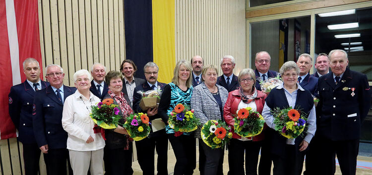 Das Bild zeigt alle Geehrten des Abends, ihre Frauen sowie Bürgermeister Michael Schlecht und Kommandant Michael Eberle. Foto: D