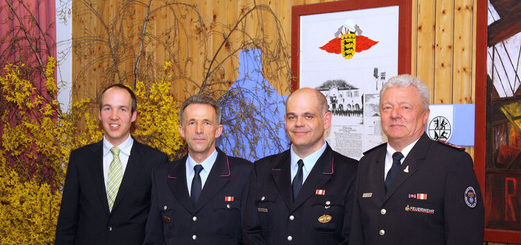 An Helmut Burkhardt wurde das Ehrenzeichen in Gold für 40 Jahre aktiven Feuerwehrdienst verliehen. Auf dem Foto sind von links z