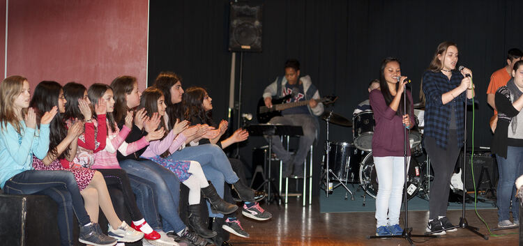 Die vier Sängerinnen der Band der Alleenschule unter Leitung von Raphael Lindeke brachten Schwung auf die Bühne. Foto: Jean-Luc