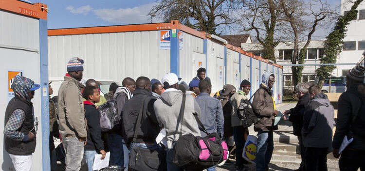 Die Asylbewerber bei ihrer Ankunft im Containerdorf.Archivfoto: Jean-Luc Jacques