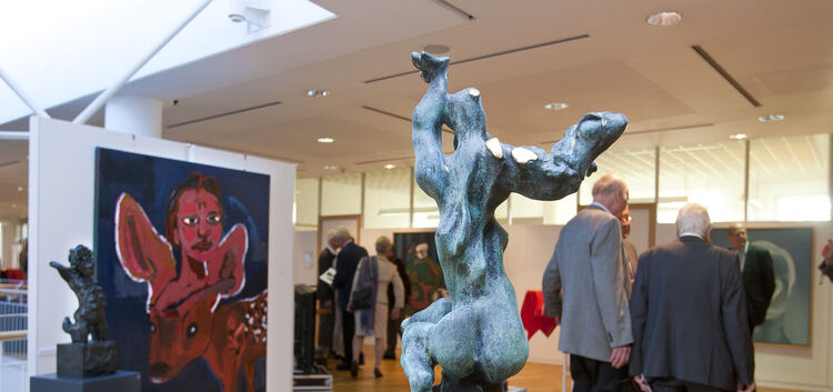 Im Rahmen der Ausstellung „Kraft - Form - Figur“ sind bei der Kreissparkasse Werke von Lambert Maria Wintersberger zu sehen.Foto