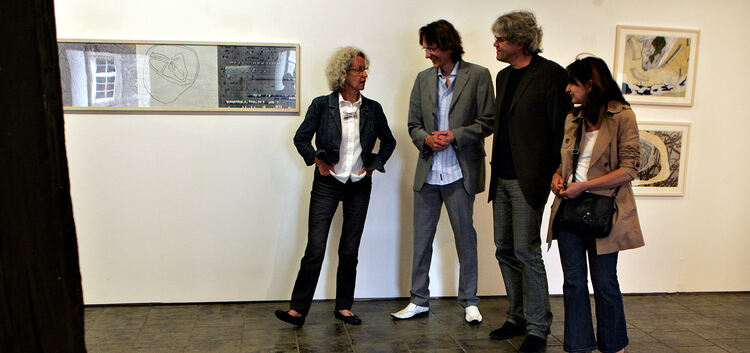 Ausstellungseröffnung Erdgeschoss im Kornhaus: Johanna Helbling-Felix (links), Fotografie und Zeichnung "Sicht_Flug"