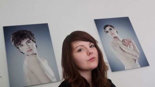 In der neuen Wohnung hat Saja Seus Teile ihrer Serie ¿masculinus¿ aufgehängt, ein Spiel mit Geschlechterrollen.Foto: Roberto Bul In der neuen Wohnung hat Saja Seus Teile ihrer Serie ¿masculinus¿ aufgehängt, ein Spiel mit Geschlechterrollen.Foto: Roberto Bul