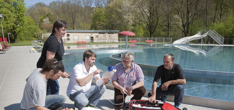 Gut vorbereitet: Das Team um Schwimmmeister Alfred Krause (zweiter von rechts) hat nicht nur das Freibad auf Vordermann gebracht