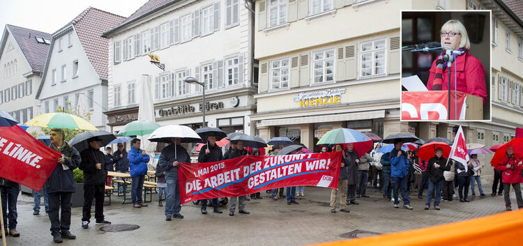 Maikundgebung vor dem Kirchheimer Rathaus. Hauptrednerin war Ilse Kestin von der IGM Region Stuttgart (kleines Bild).Fotos: Deni