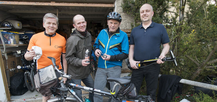 Vier Radexperten des ADFC - Thomas Rumpf, Sven Wolf, Bernd Krämer und Mathias Rady (von links) - zeigen, was man für die Fahrrad