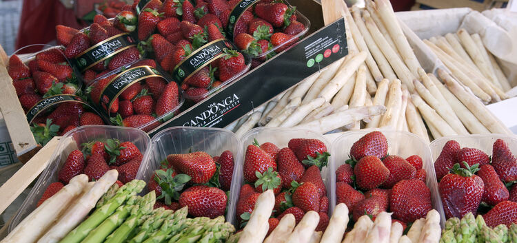 Heiß ersehnt und ausgesprochen fotogen: Auf dem Markt gibt‘s jede Menge Spargel und Erdbeeren von nah und fern.Foto: Jean-Luc Ja